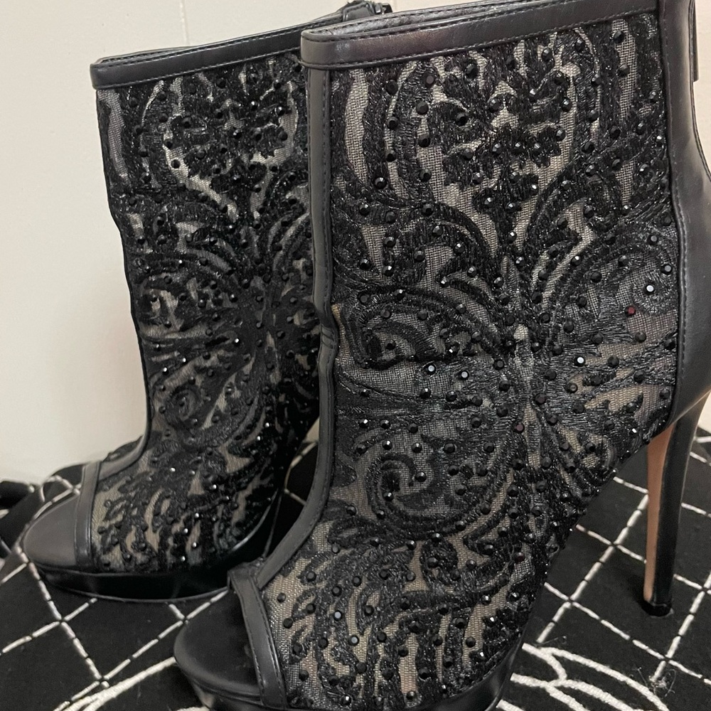 High heeled bootie